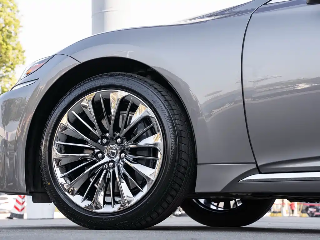 Lexus LS — миниатюра 8