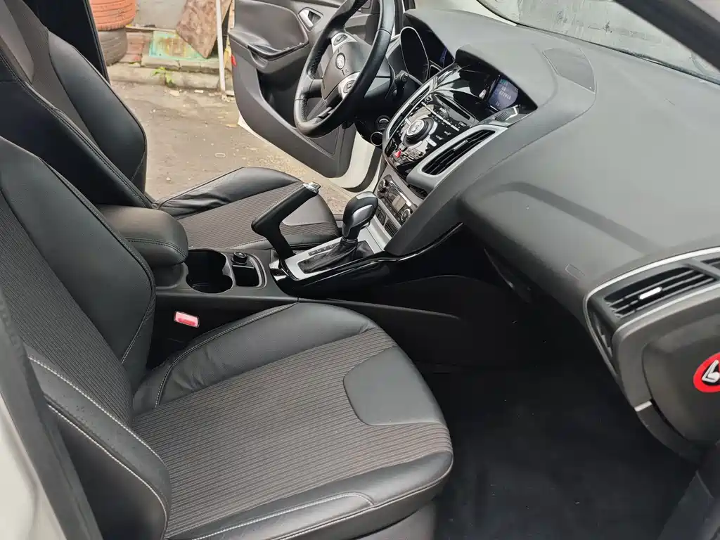 Ford Focus 2012 2.0L AT Luxury Sport