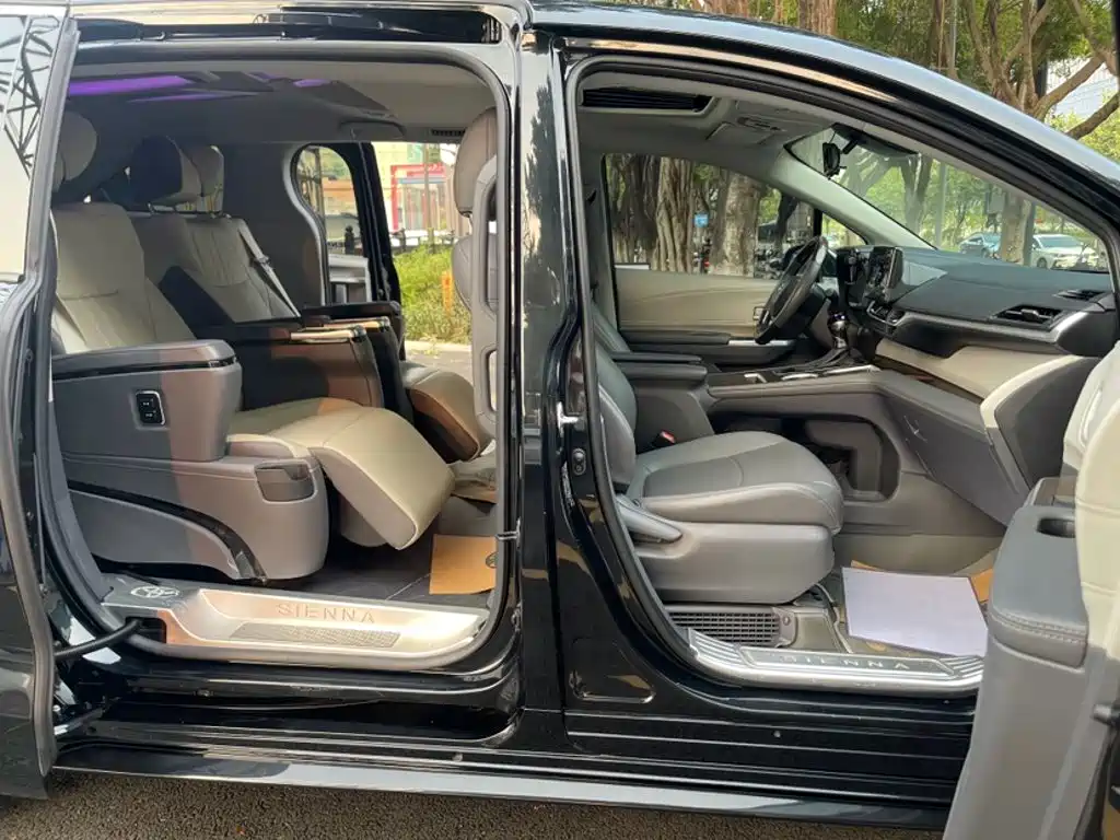 Toyota Sienna — миниатюра 2