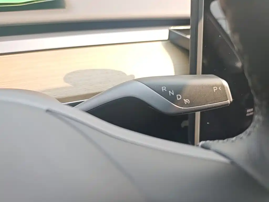 Tesla Model Y — миниатюра 14