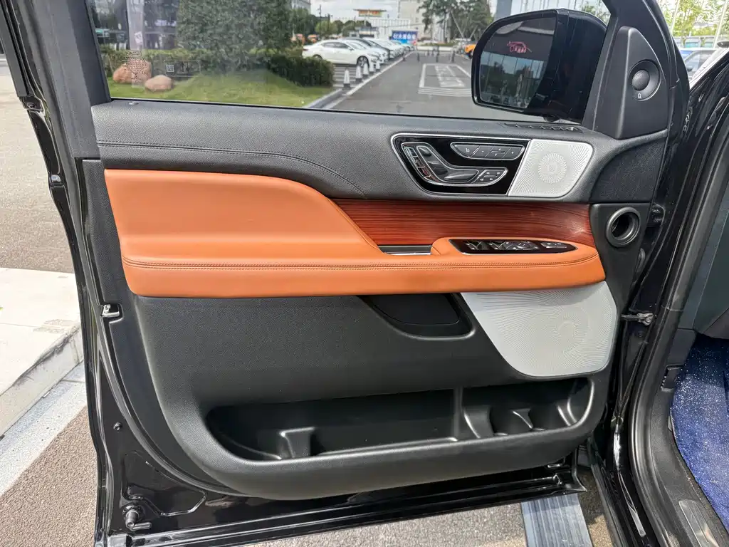 Lincoln Navigator — миниатюра 5