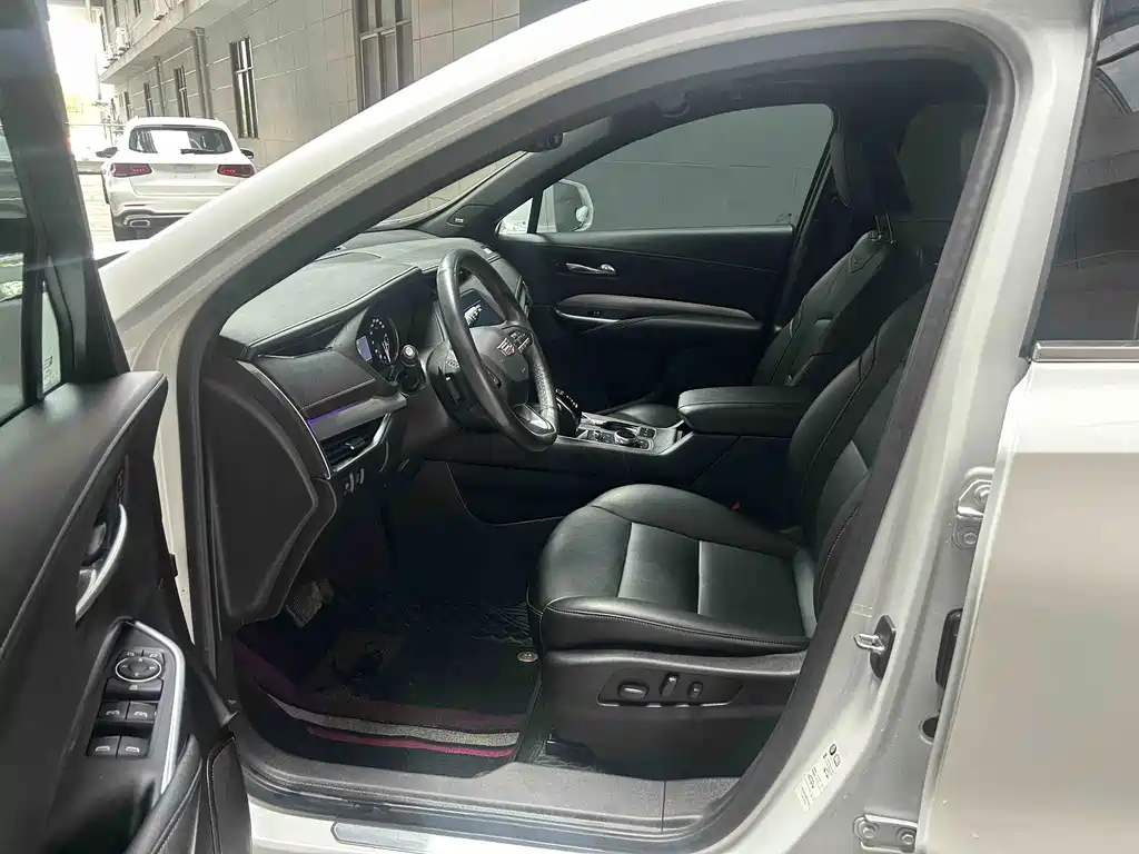 CADILLAC XT4