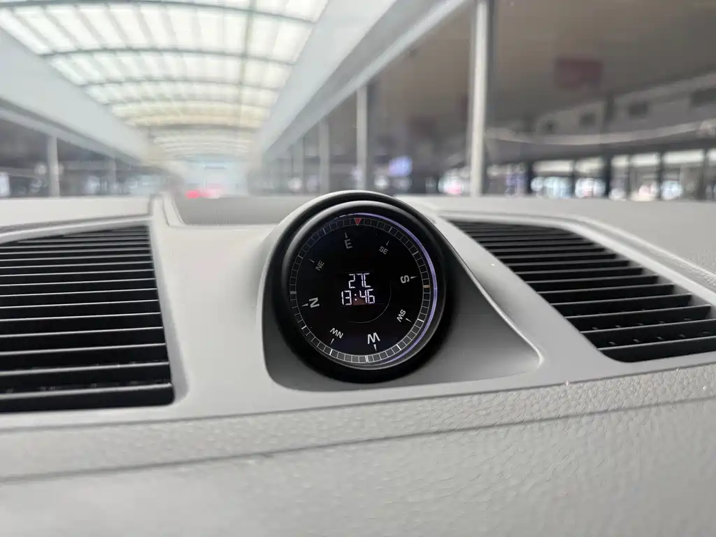 Porsche Cayenne — миниатюра 9