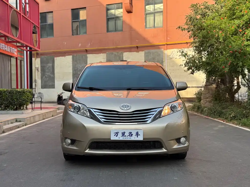 Toyota Sienna — миниатюра 2