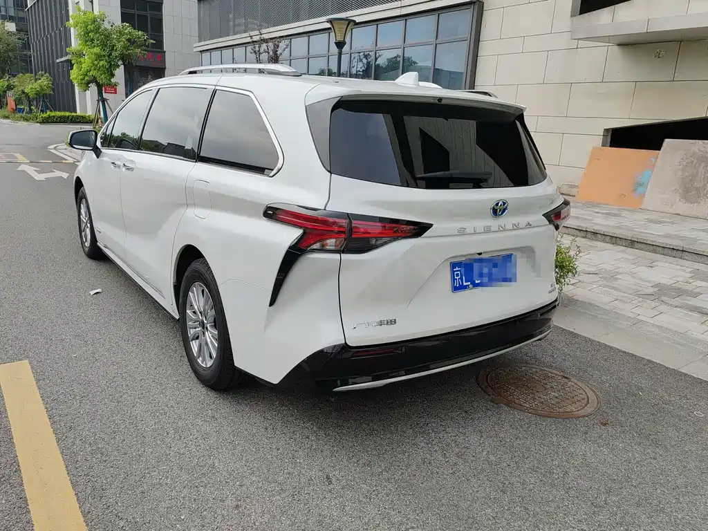 Toyota Sienna — миниатюра 3