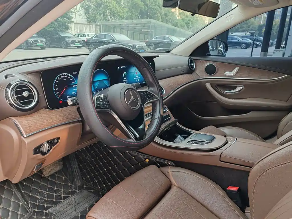 Mercedes-Benz E-Class — миниатюра 11
