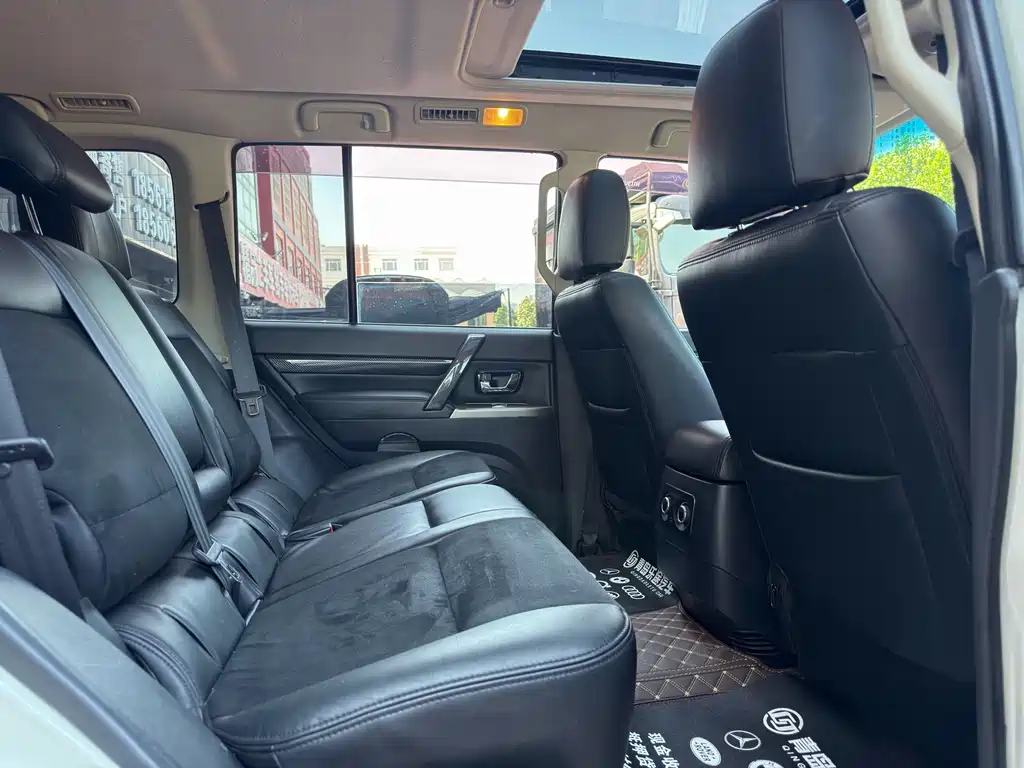 Mitsubishi Pajero (Import) — миниатюра 9