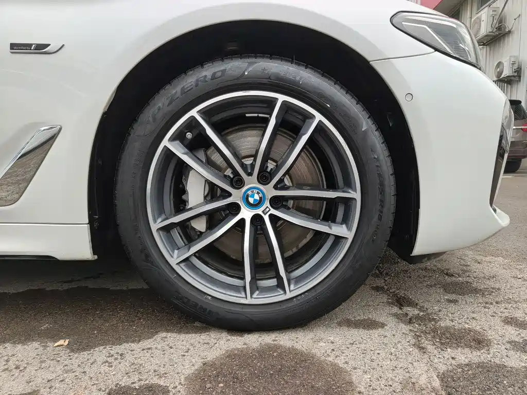 BMW 5 Series New Energy — миниатюра 16