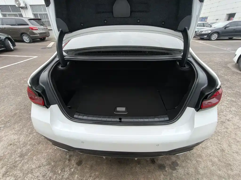 BMW 5 Series New Energy — миниатюра 15