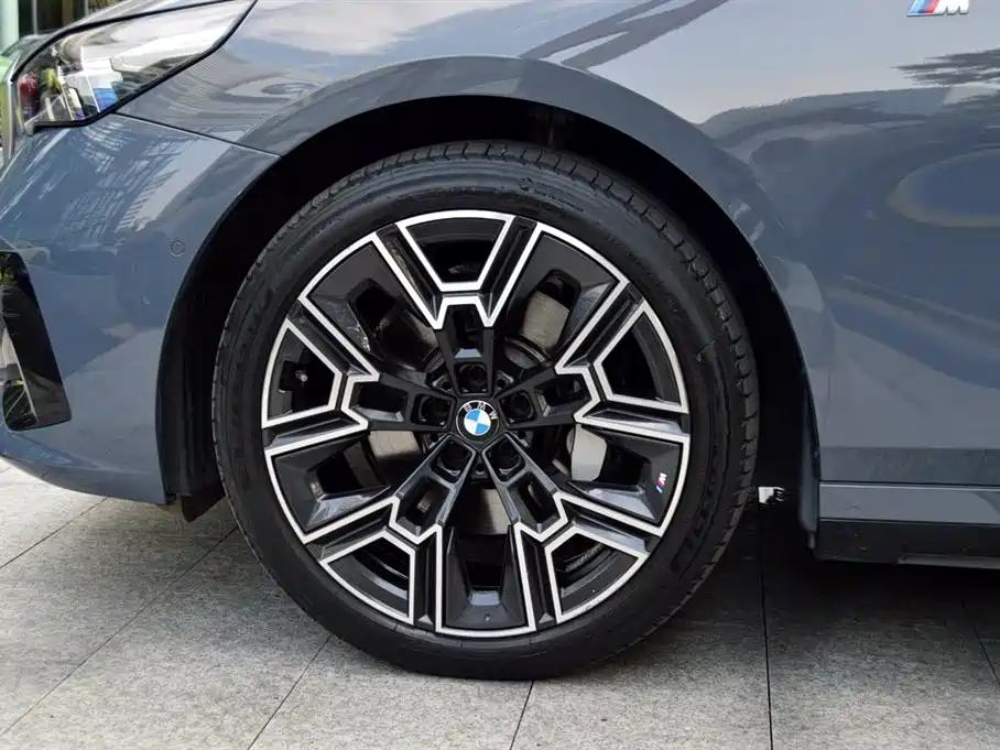 BMW 5 Series — миниатюра 9