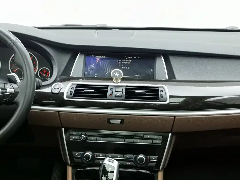 BMW 5 Series GT — миниатюра 12