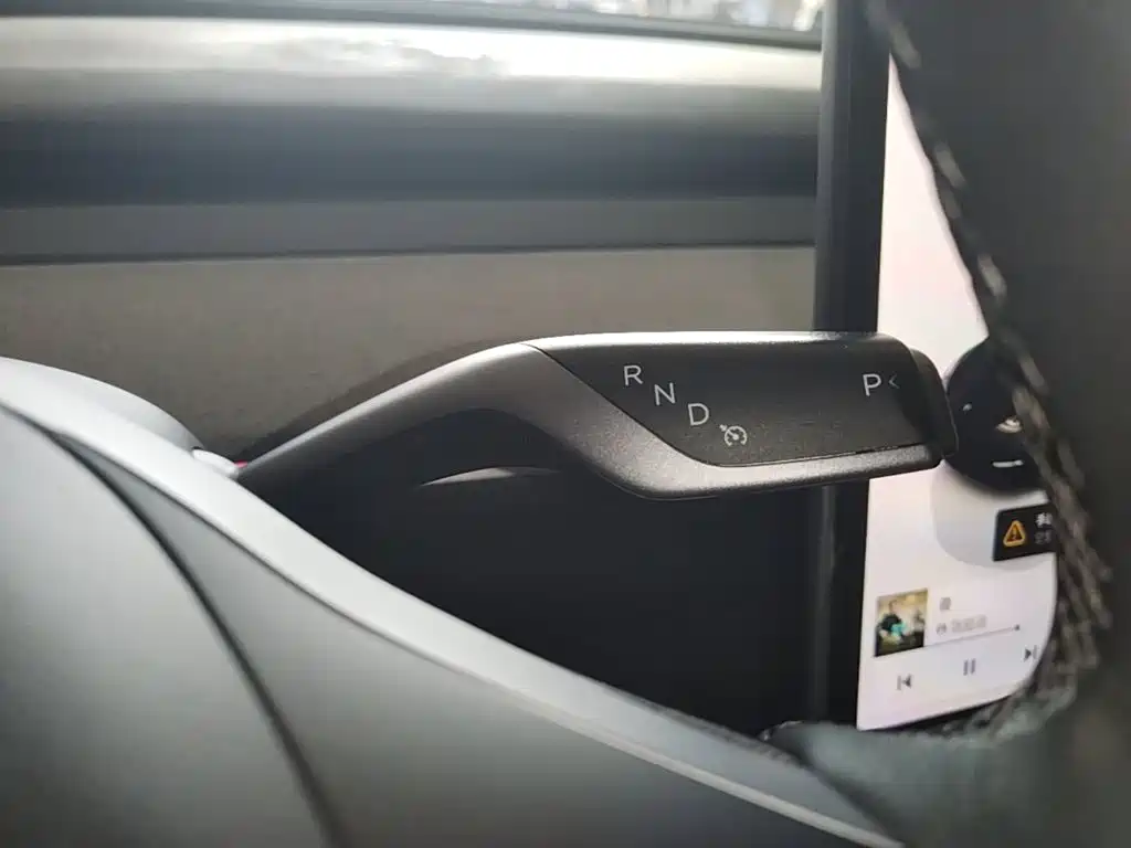 Tesla Model Y — миниатюра 14