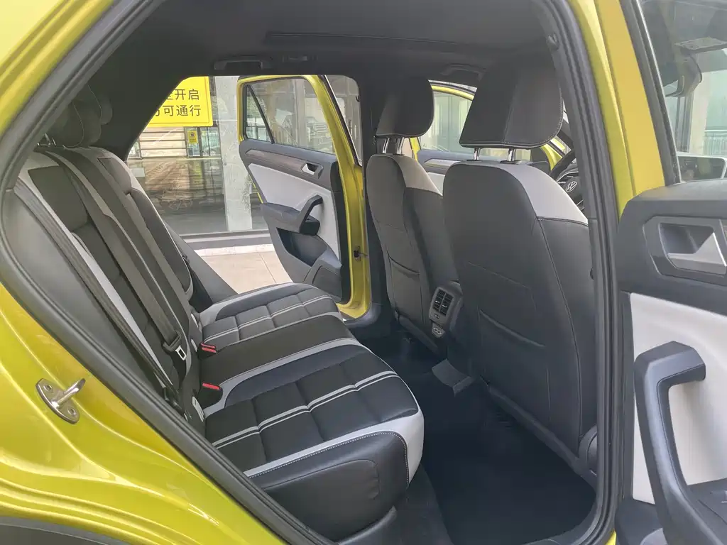 Volkswagen T-Roc — миниатюра 10