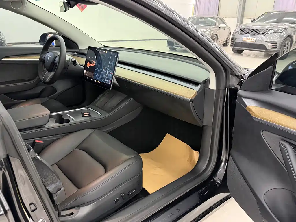 Tesla Model 3 — миниатюра 7