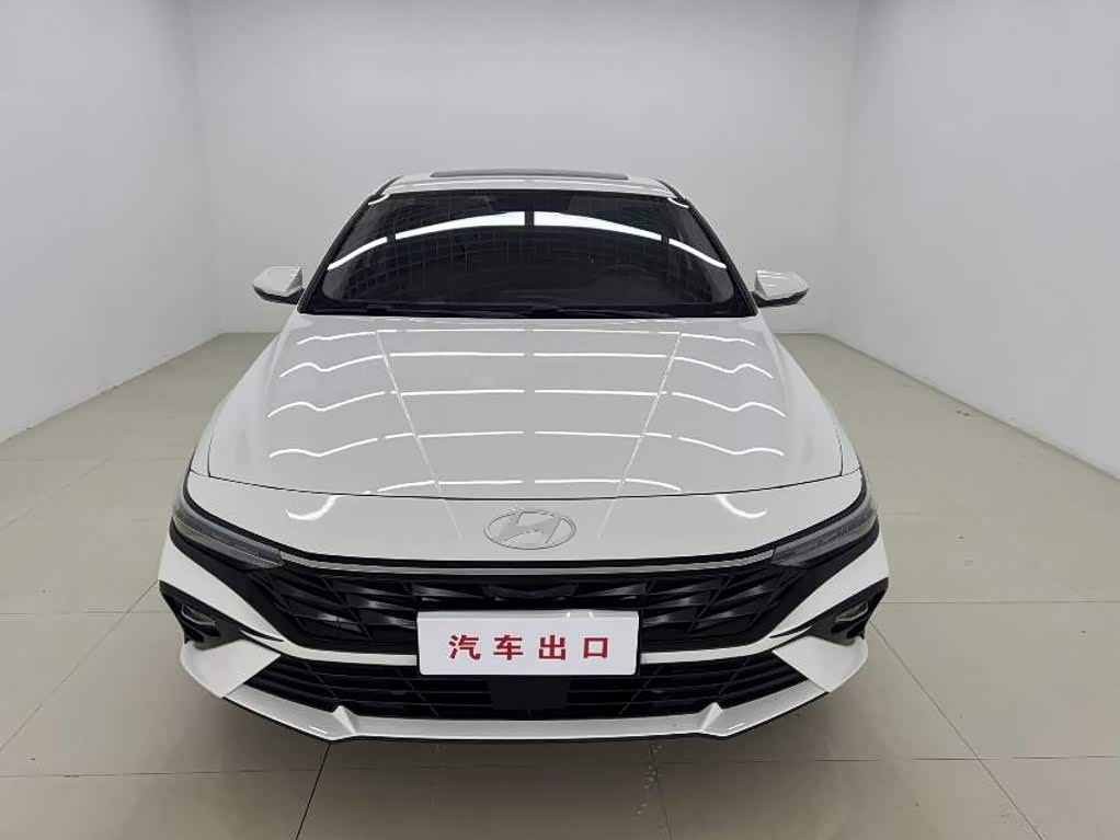 Hyundai Elantra 1.5 л 2023 г. Белый, пробег 15000 км