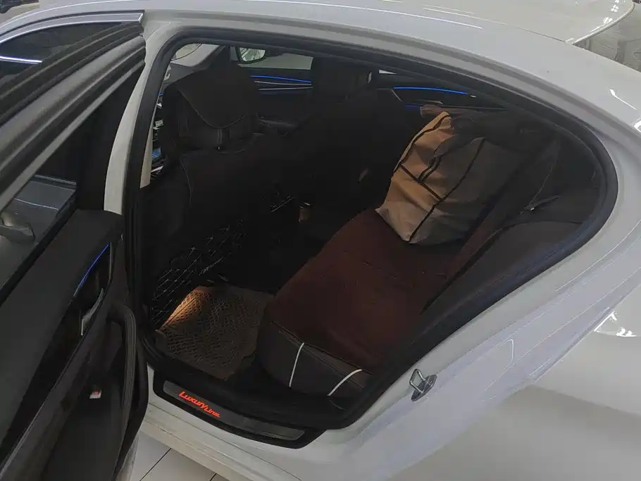 BMW 5 Series — миниатюра 11