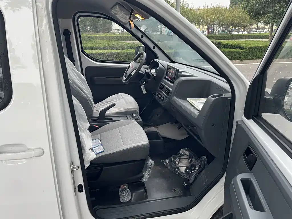 Wuling Yangguang — миниатюра 14