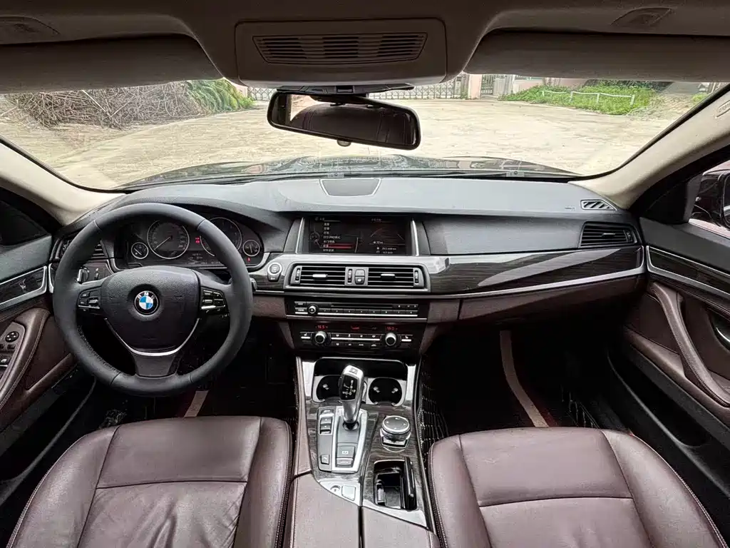 BMW 5 Series — миниатюра 9