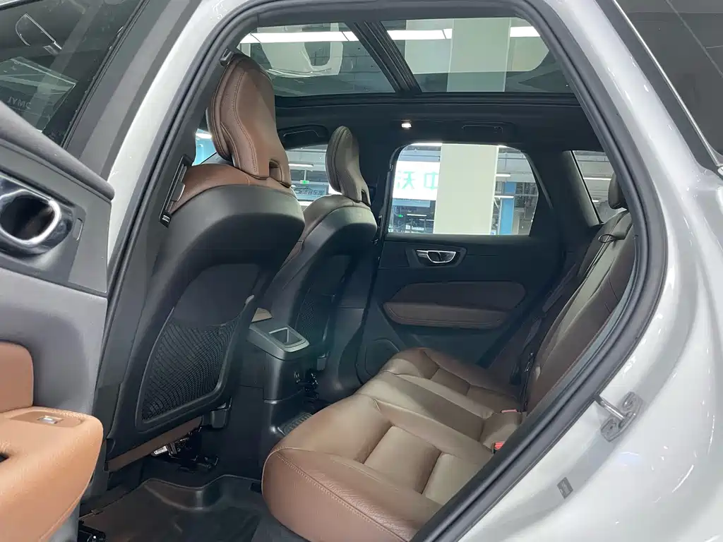 Volvo XC60 PHEV — миниатюра 5