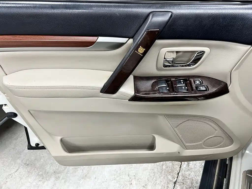 Mitsubishi Pajero (Import) — миниатюра 12