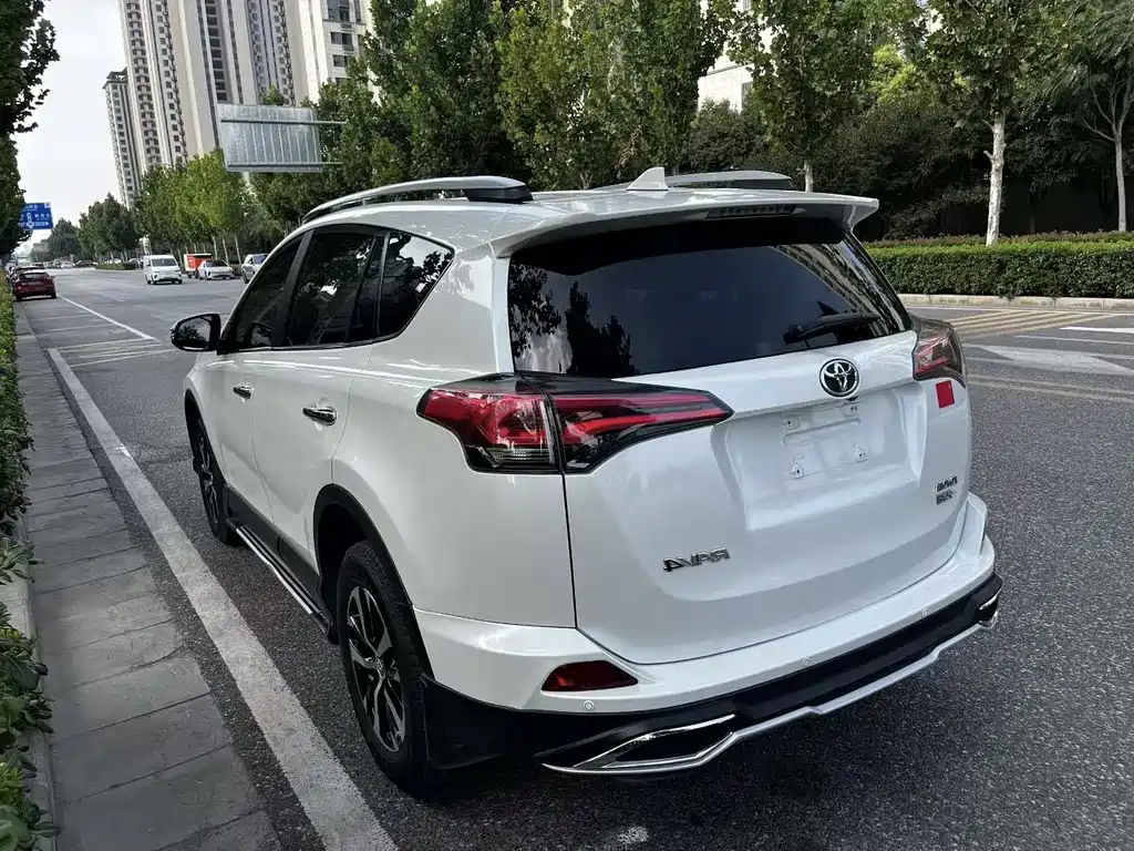 Toyota RAV4 — миниатюра 9