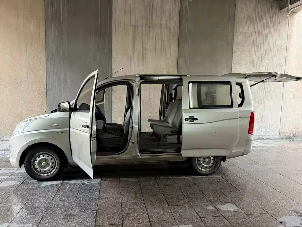 Wuling Rongguang V — миниатюра 4