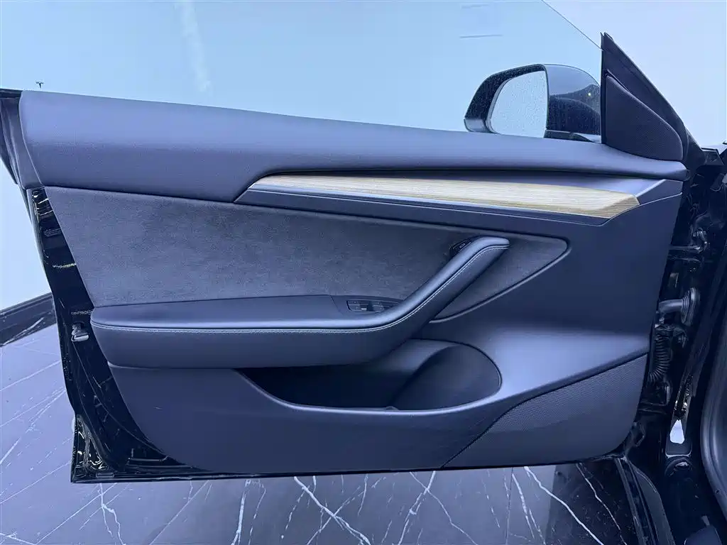Tesla Model 3 — миниатюра 17