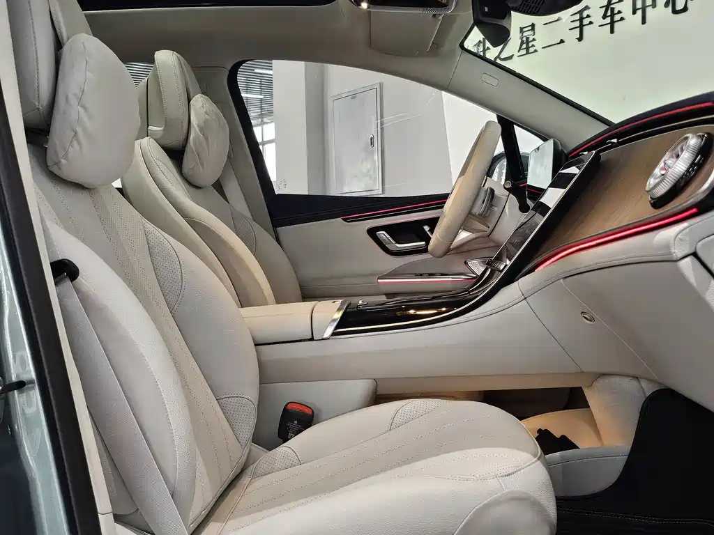 Mercedes-Benz EQE SUV — миниатюра 11