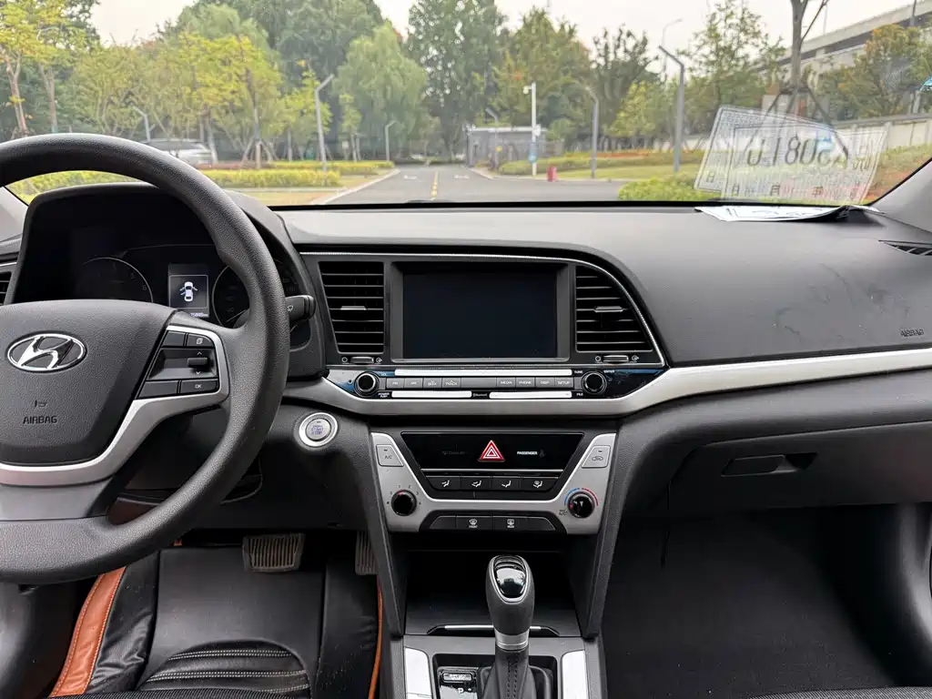 Hyundai Elantra — миниатюра 13