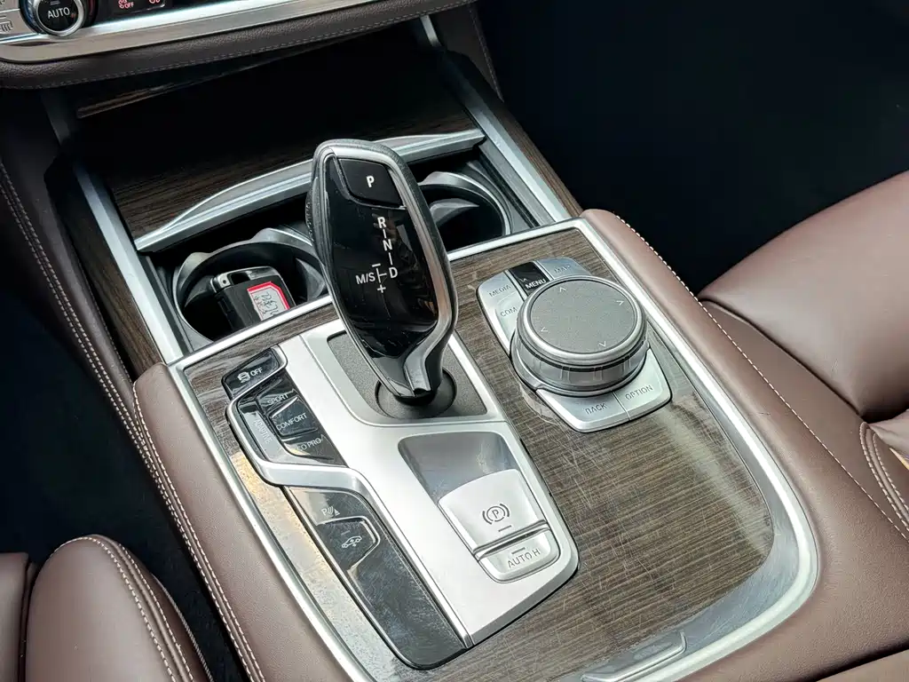 BMW 7 Series — миниатюра 11