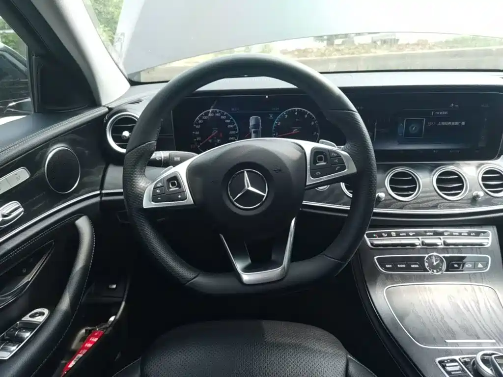 Mercedes-Benz E-Class — миниатюра 7