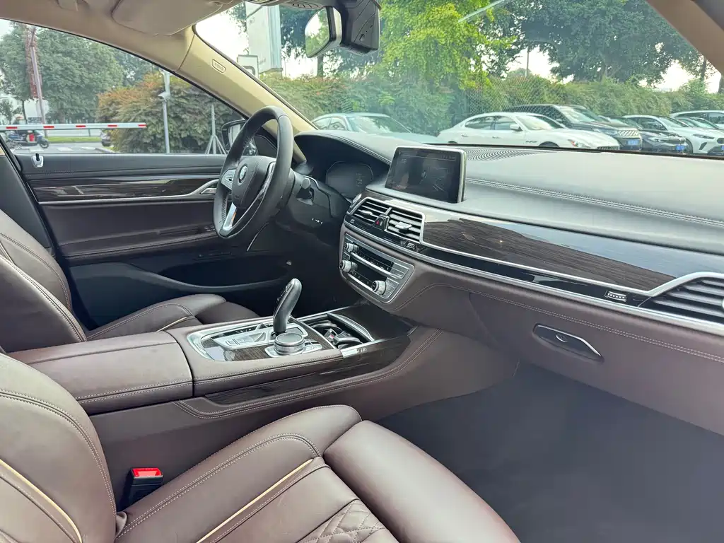 BMW 7 Series — миниатюра 15