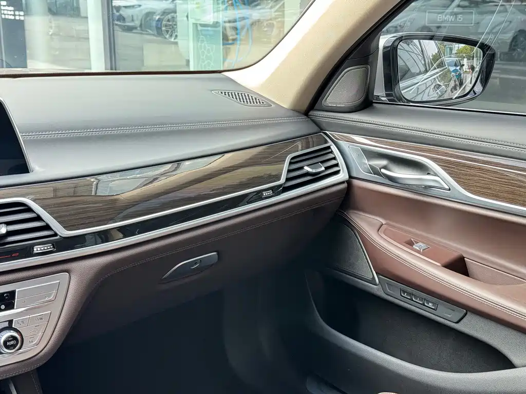 BMW 7 Series — миниатюра 10