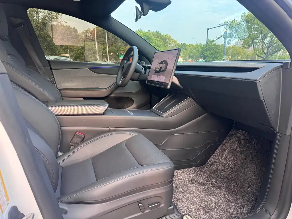 Tesla Model Y — миниатюра 5