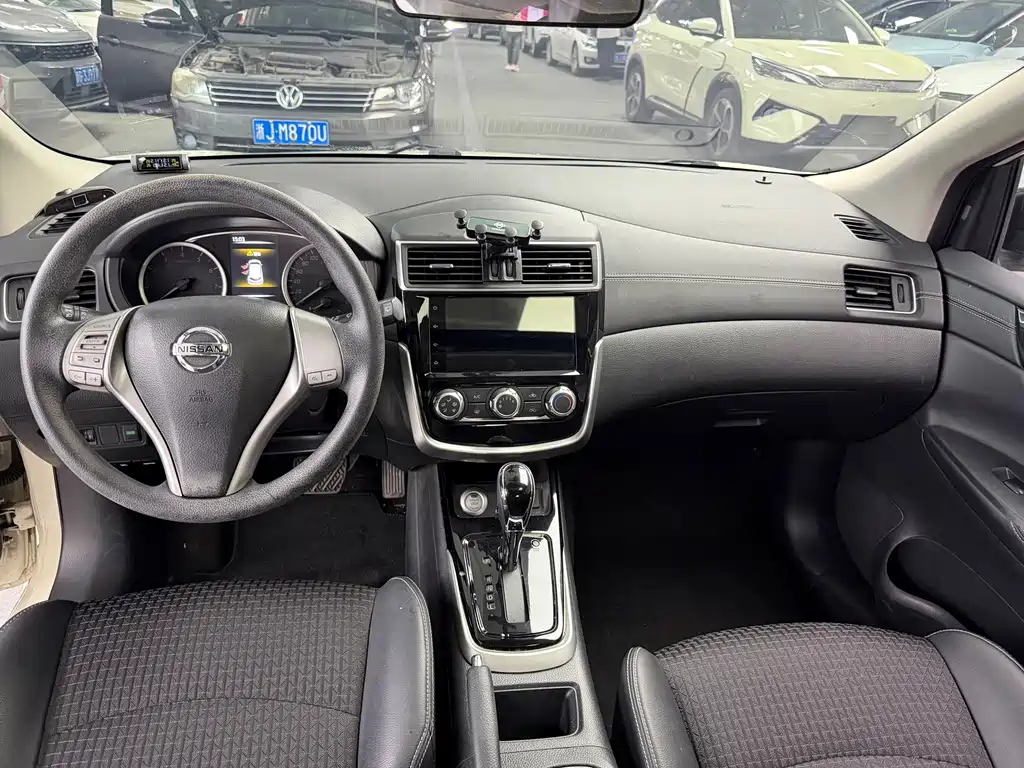 Nissan Tiida — миниатюра 7