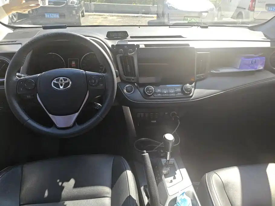 Toyota RAV4 — миниатюра 13