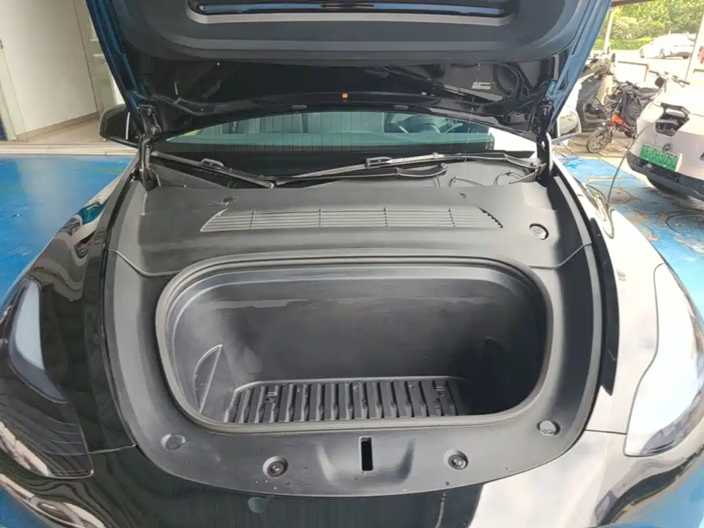 Tesla Model Y — миниатюра 20