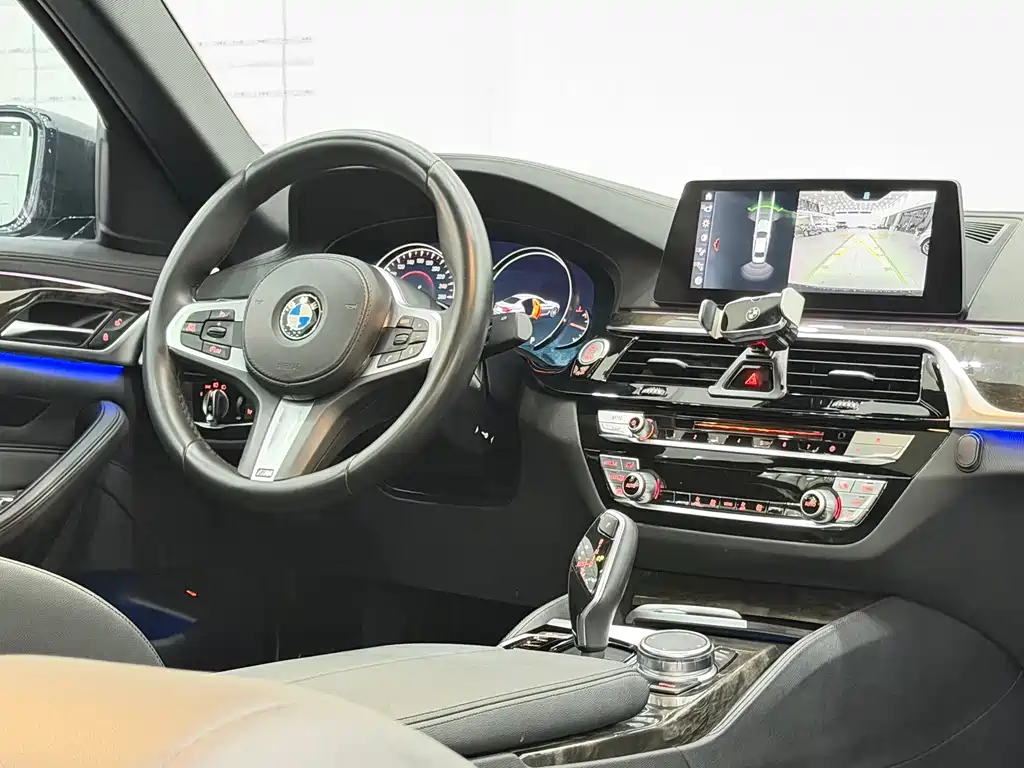 BMW 5 Series — миниатюра 9