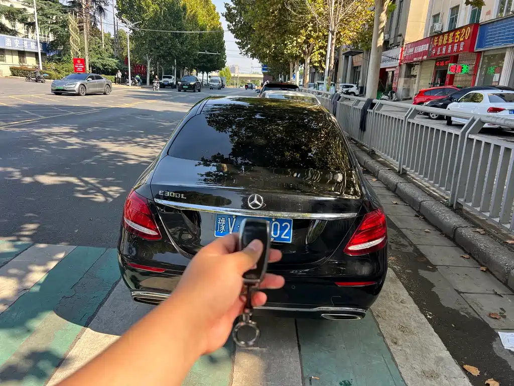 Mercedes-Benz E-Class — миниатюра 5