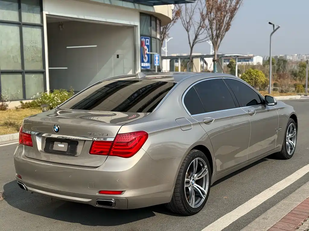 BMW 7 Series — миниатюра 7