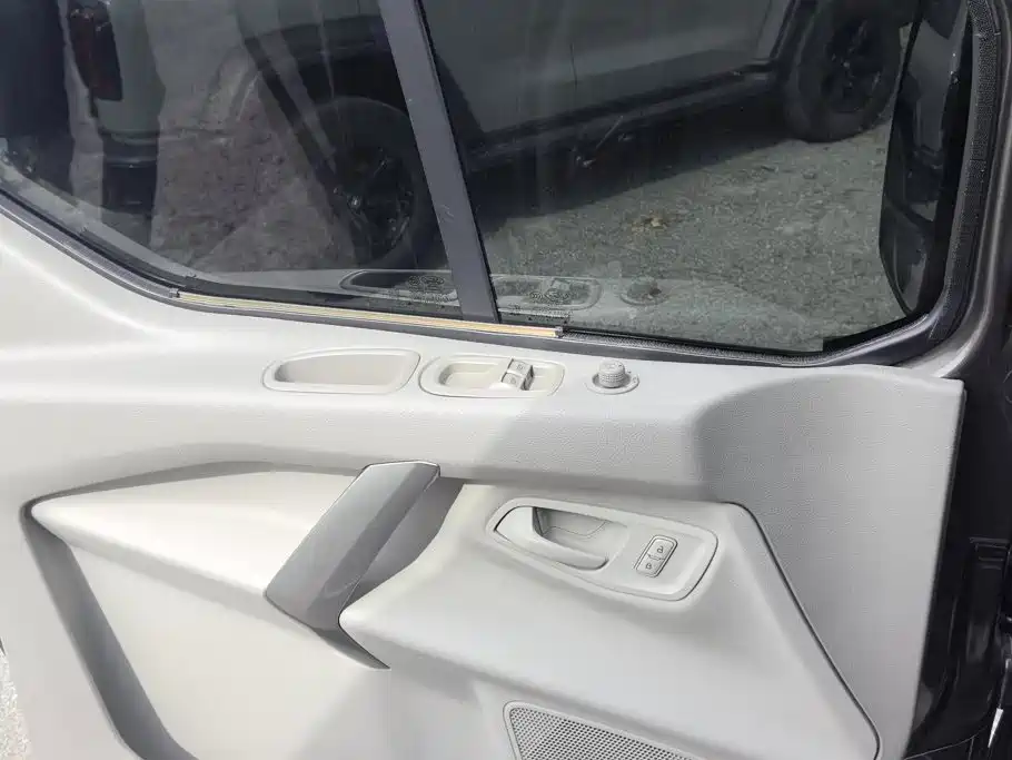 Ford Tourneo — миниатюра 7