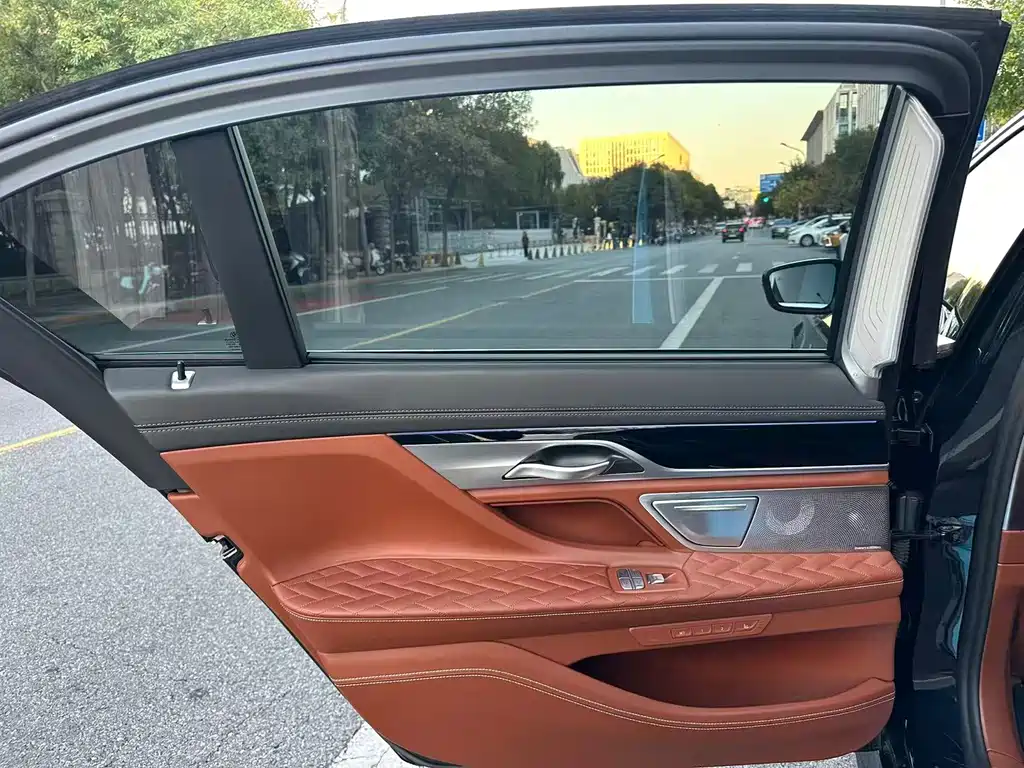 BMW 7 Series — миниатюра 29