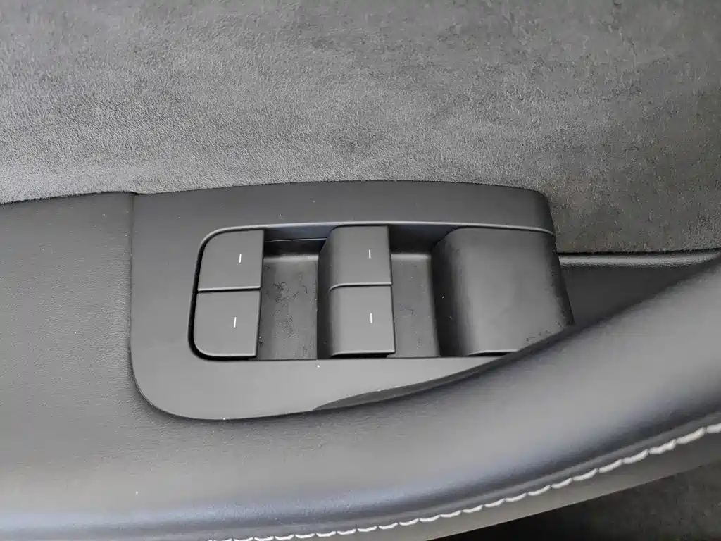 Tesla Model Y — миниатюра 9