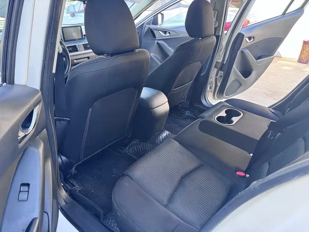 Mazda Mazda3 3 2014 1.5L AT Luxury
