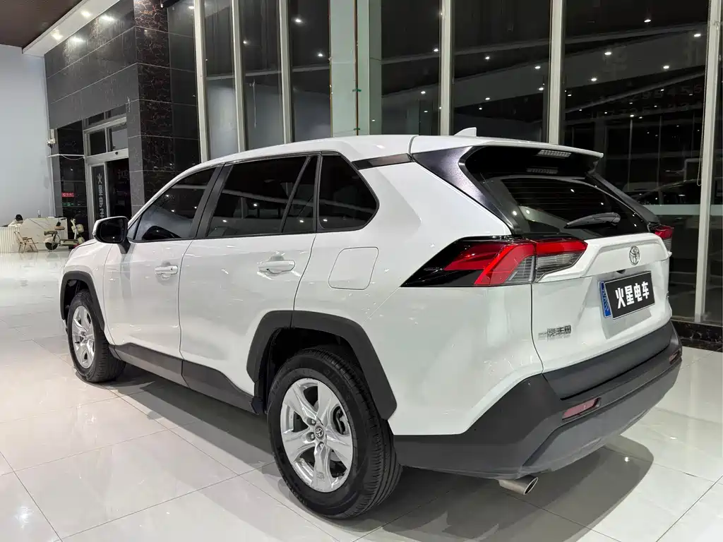Toyota RAV4 — миниатюра 9