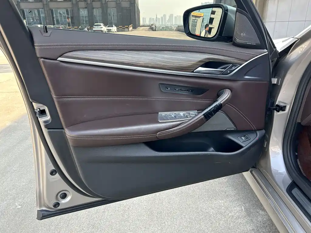 BMW 5 Series — миниатюра 11