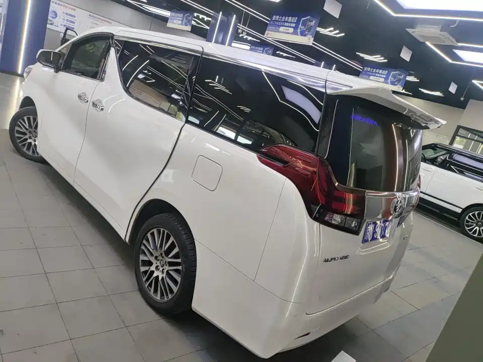 Toyota Alphard — миниатюра 5