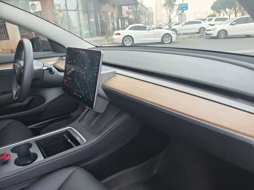 Tesla Model 3 — миниатюра 12