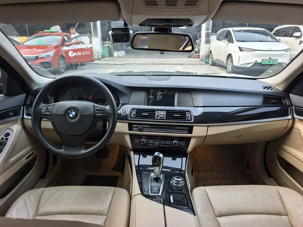 BMW 5 Series — миниатюра 8
