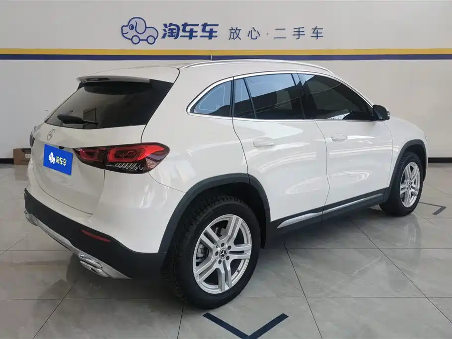 MERCEDES-BENZ GLA
